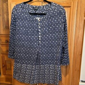 Lucky Brand pretty top with button and pleated details